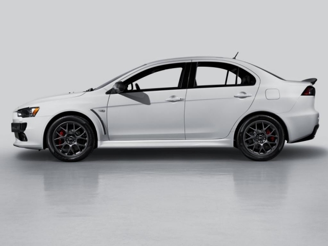 Bočný pohľad na limitovanú edíciu Mitsubishi Evolution X 2014 Bočný pohľad na Mitsubishi Evolution X 2014