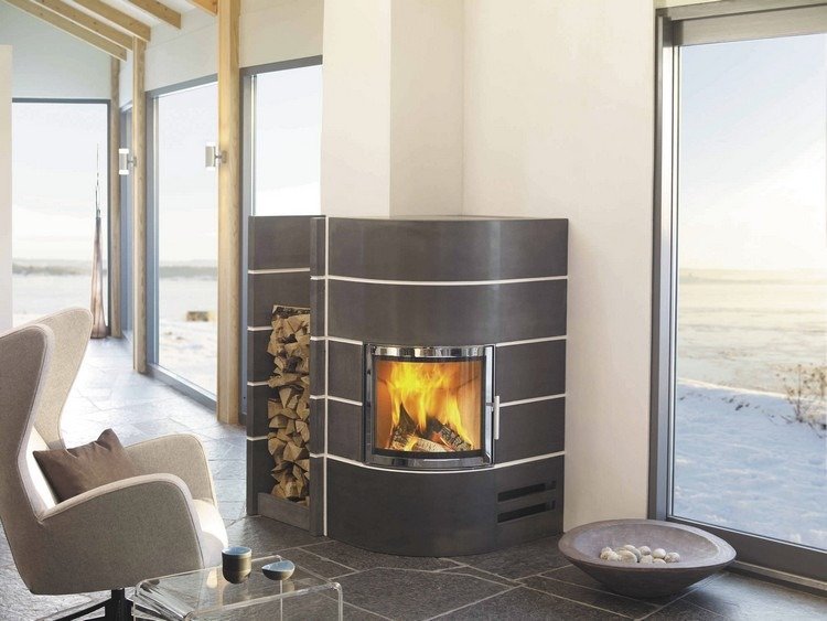 Amsterdamský rohový krb s úložným priestorom na palivové drevo od spoločnosti Nordpreis kachle na drevo-moderný-rohový-krb-palivové drevo-sklad-AMSTERDAM-Nordpeis