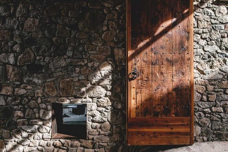 Prestavba starého statku na španielsko-masívny drevený dverný kameň