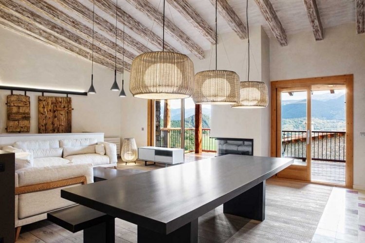 Prestavba starého statku-moderne zariadený-obývacia izba-jedálenský kút-stropné svetlá