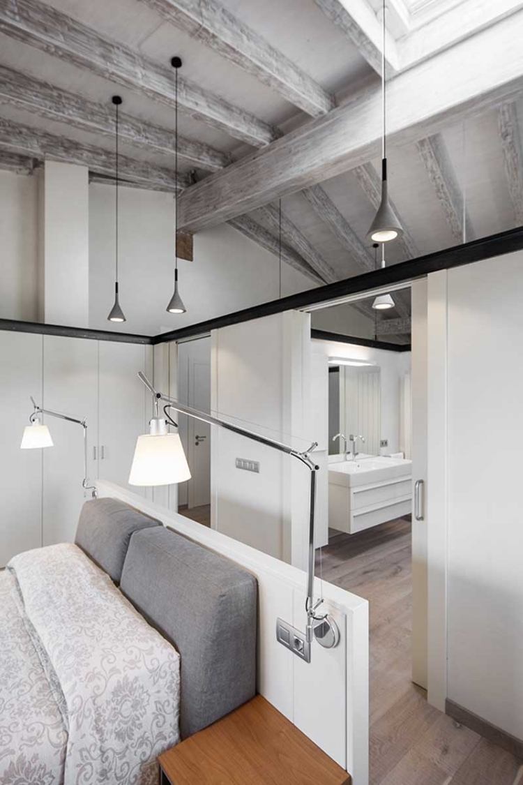 spálňa-podkrovie-drevo-krokvy-sivé tóny-posuvné-dvere-kúpeľňa