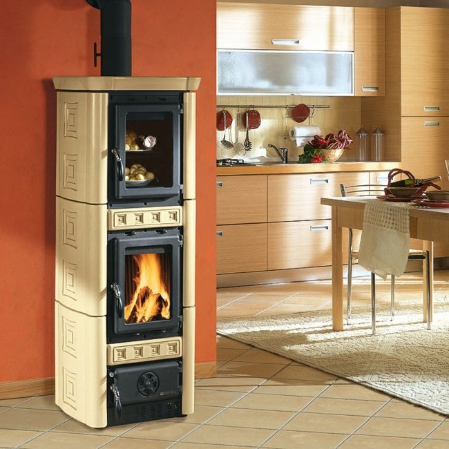 Varný sporák pec na drevo moderná kuchyňa béžová Rúra moderná kuchyňa béžová oranžová farba steny
