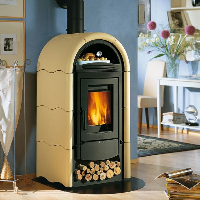 moderná praktická pec na drevo béžovo modrá Varný sporák drevo béžovo modrá kuchynská zostava