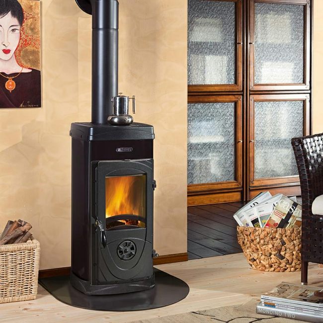 Varná doska malý byt v čiernej farbe čierna farba zariadiť malý byt