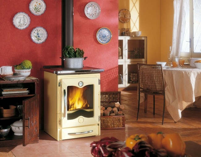 útulná kuchyňa vybavená vykurovacím sporákom Vyhrievaný sporák, malá varná doska, vylúhovaný