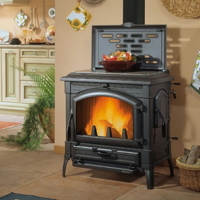 Teplá platňa krbových kachlí vo vidieckom štýle Tradičný vzhľad rúry na pečenie