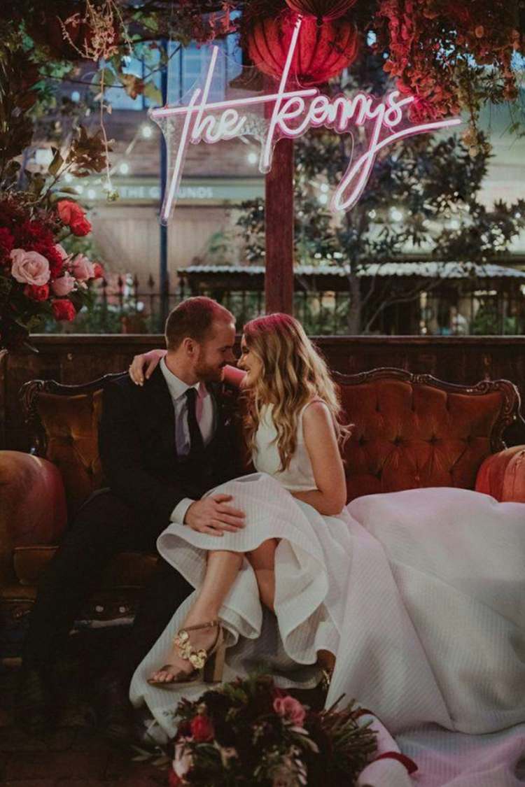 Neónový nápis by nemal chýbať na retro svadbe