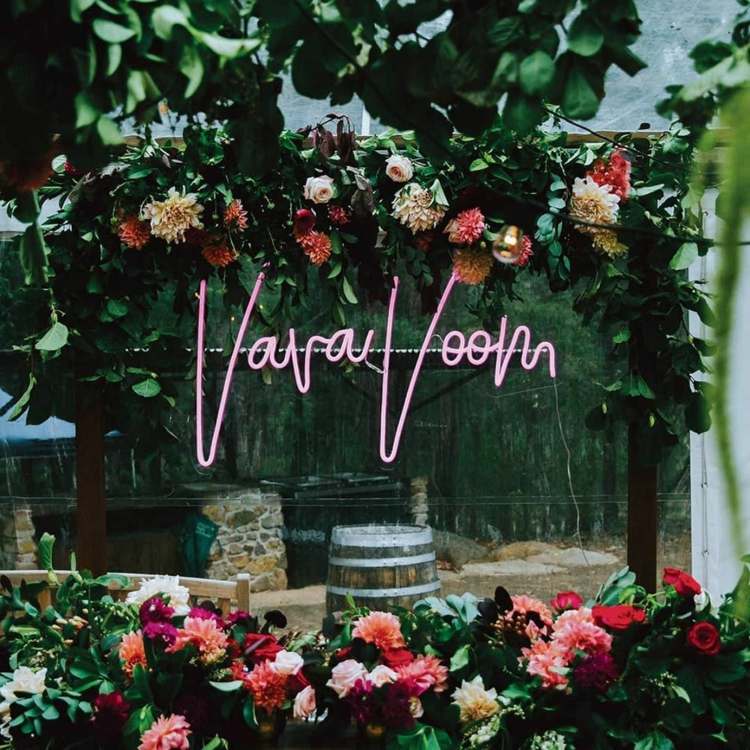 Neónové svetlá sú nielen veľmi príťažlivé v tme