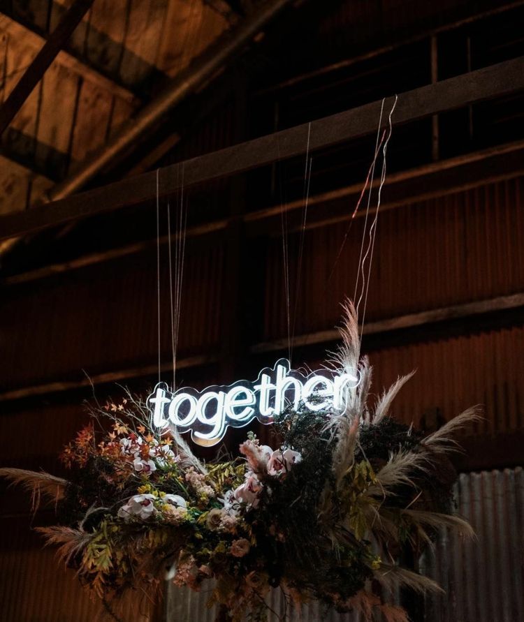 Navrhnite neónové písmo na sklo a zaveste ho v svadobnej sieni