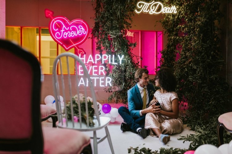 K svadobným fotografiám niekoľko nápisov s nápismi a nápismi z neónových trubíc