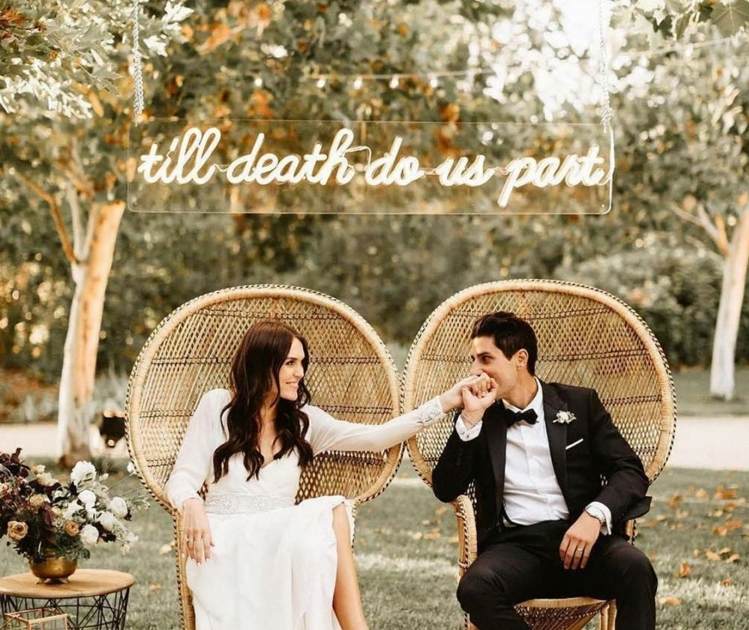 Nápis neónovými lampami je ideálny pre fotografovanie na svadbe