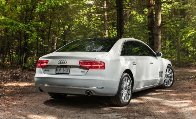 Športové autá Audi A8l vzadu fotografie biela farba