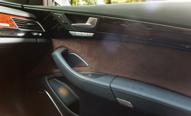 Interiérová koža zvláda moderné Audi A8I