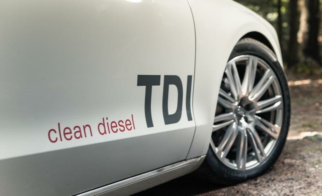 Logo A8l 2014 s bočným pohľadom na kovové ráfiky