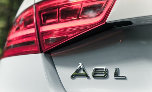 vzadu červené obrázky Audi A8l vzadu