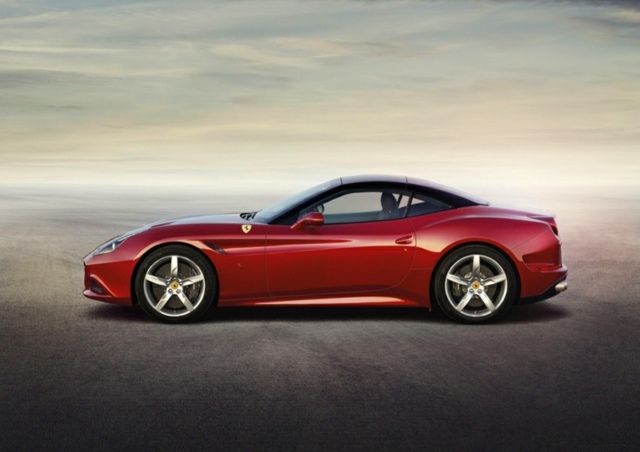 nové Ferrari California T rok 2014 červená farba bočný pohľad sklopná pevná strecha
