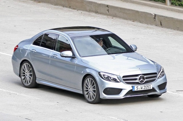 Mercedes Benz triedy C 2015 jazdí vpredu Mercedes Benz triedy 2015 jazdí vpredu