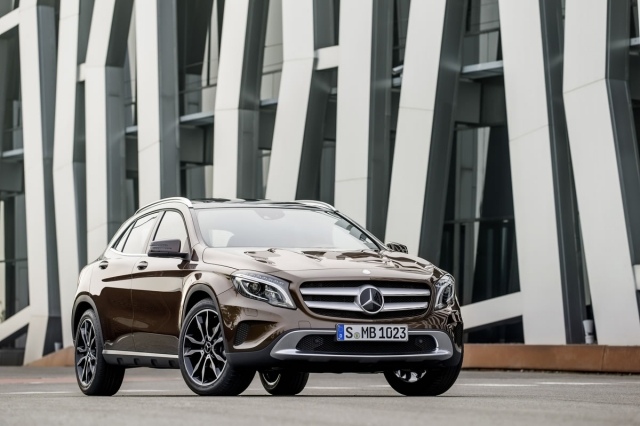 mercedes-gla-2015-GLA-side-hnedá