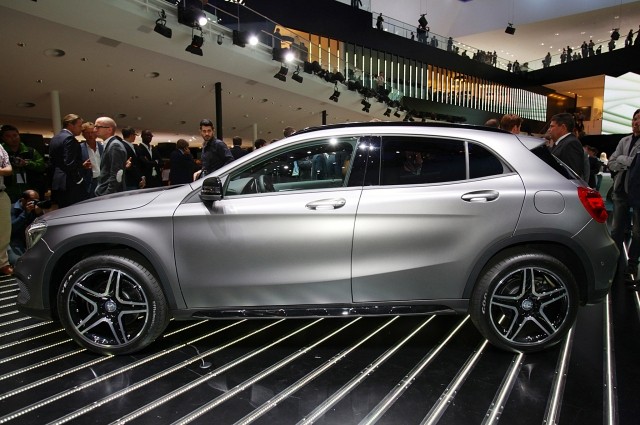 2015-Mercedes-Benz-GLA-metalíza-strana