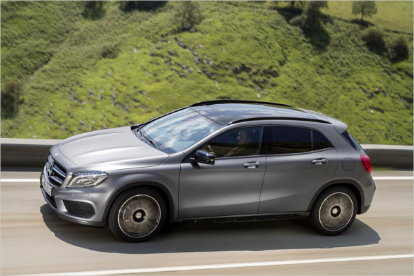 Mercedes GLA 2014 lak na ľavej strane s kovovým efektom Lakovaný efektový lak Mercedes GLA na ľavej strane