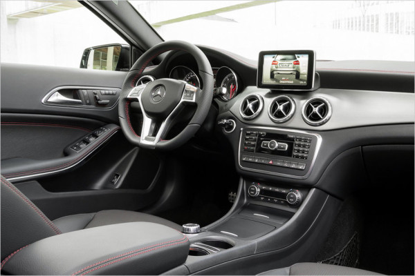Vybavenie interiéru Mercedes GLA 2014 čierny materiál Vnútorné vybavenie GLA 2014 čierny materiál