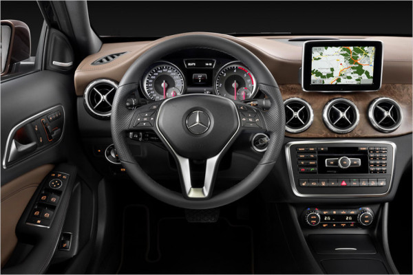 Kožený volant interiéru Mercedes GLA 2014 Kožený volant Mercedesu 2014