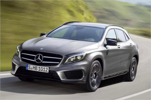 Vpredu nový model automobilu Mercedes GLA 2014 Vpredu nový model automobilu Mercedes 2014