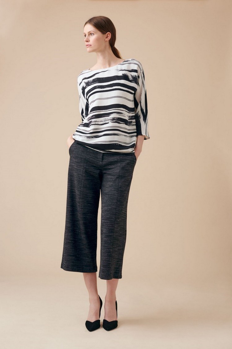 Široké nohavice v členkoch a pruhovaná blúzka Módny trend Neo Boheme culotte-čaj-dĺžka-pruhovaná-blúzka