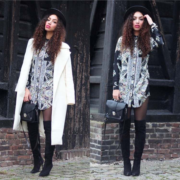 Paisley šaty, biely nadrozmerný kabát a nadkolienky módny trend neo bohémske paisley šaty-oversized-kabát-biela-overknee-boots-hat