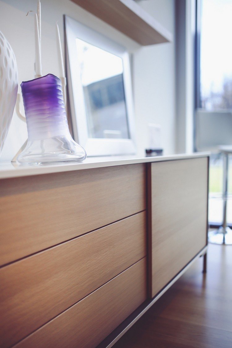 Komoda s drevenými predkami bez úchytiek a bielym korpusom trend-neo-bohémsky-minimalizmus-komoda-drevené čela-bez úchytiek