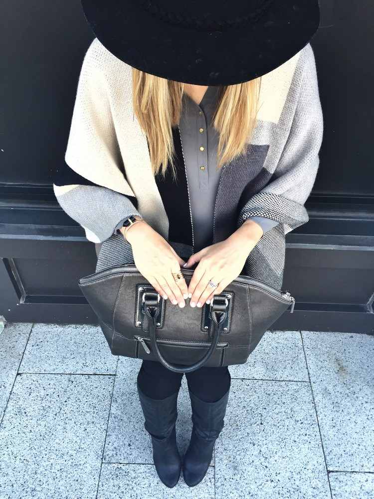 šedá blúzka, pončo, čierny klobúk, legíny a čižmy Módny trend Neo Boheme -hat-poncho-šedo-sivá-blúzka