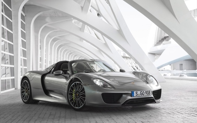 Porsche 918 Spyder vpredu 4