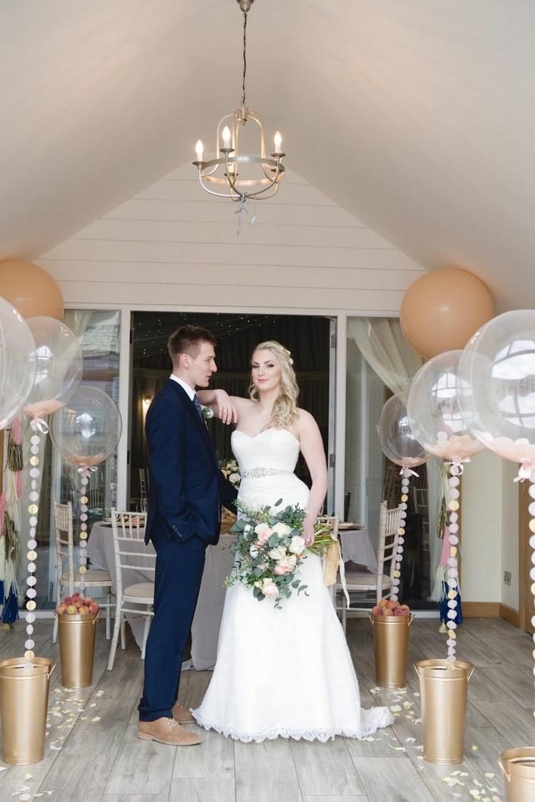 plnené balóniky konfety svadobná dekorácia nápad