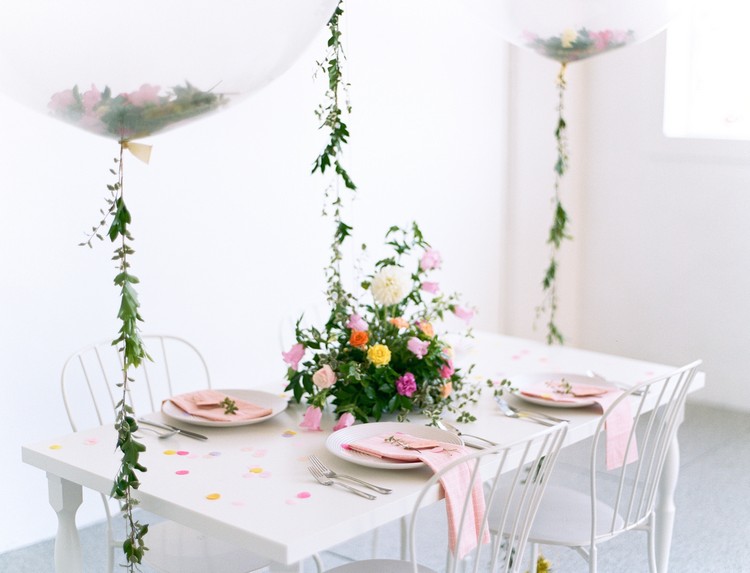 naplňte balóniky kvetinovou výzdobou svadobná sprcha