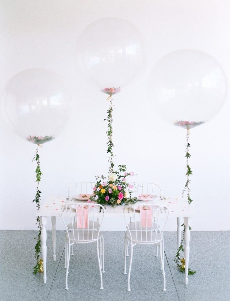 plnené balóny s kvetinovou výzdobou svadobnej sprchy