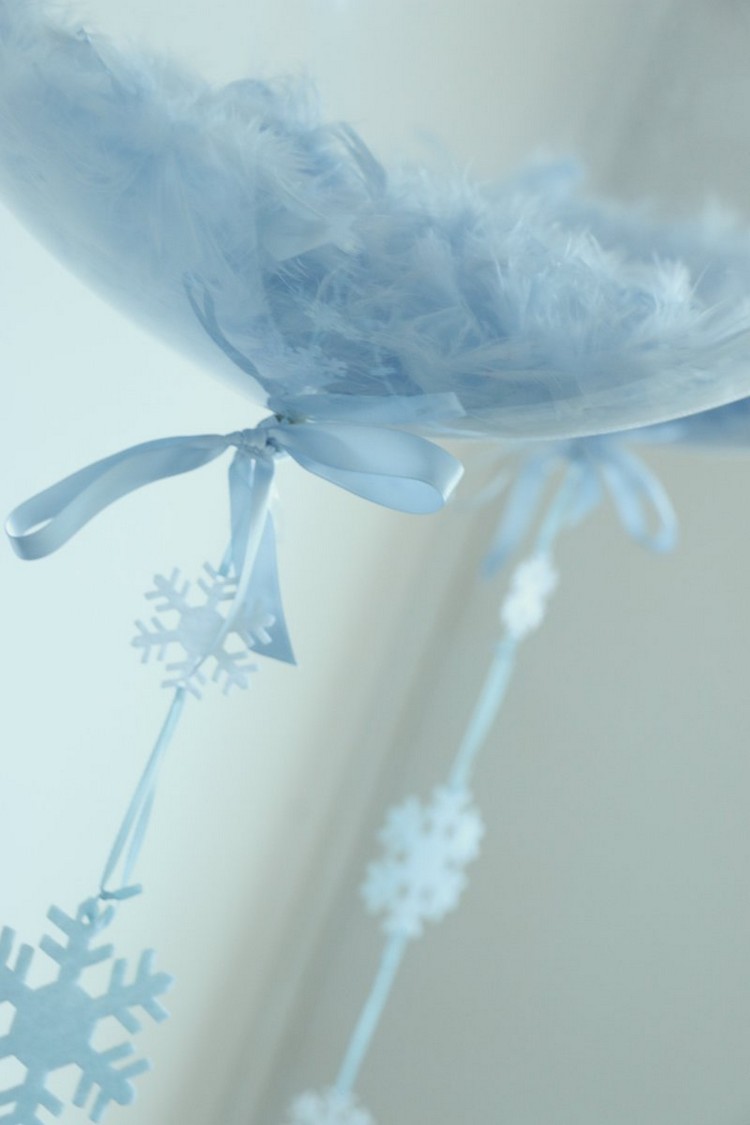 plnené balóniky s nápadom na dekoráciu peria, detský sprchovací kútik