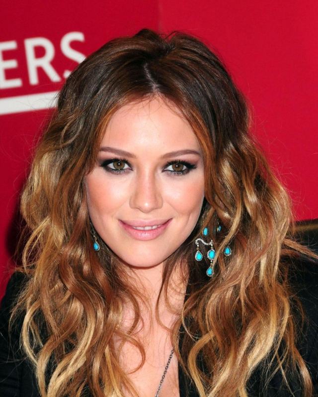 Hilary Duf účes dlhé vlasy ombre vzhľad Hilary-Duff-účes-dlhé vlasy-ombre-look-stredná rozlúčka