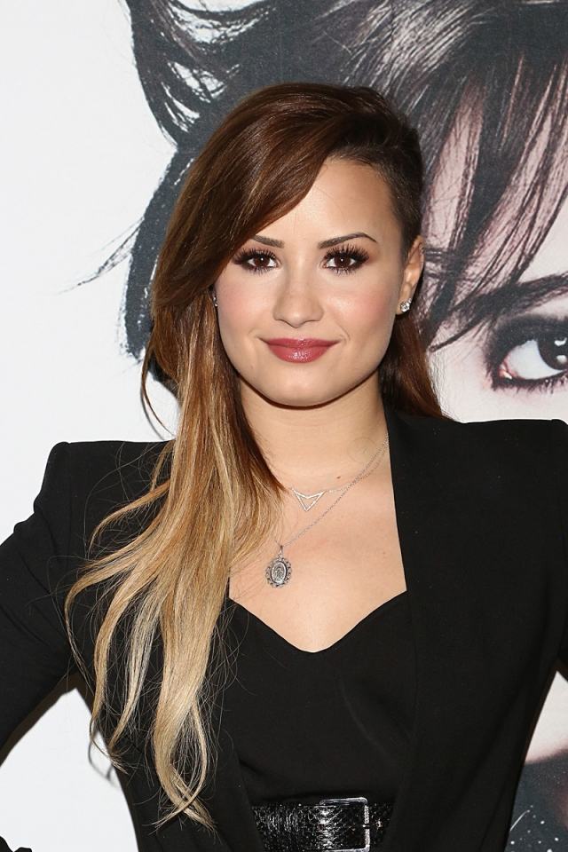 Demi Lovato ombre dlhé vlasy blond tipy demi-lovato-ombre-dlhé vlasy-blond-tipy