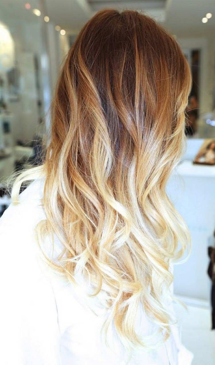 od svetlohnedých po blond - ombré vlasy s kučerami Vlasový trend Ombré blond-svetlohnedé kučery