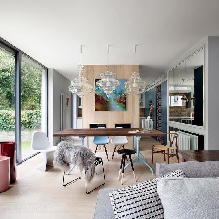 mix stoličiek panton zodpovedajúci klasickému designu jedálenského priestoru