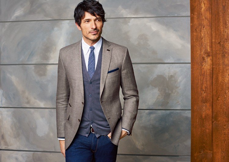 Ležérny vzhľad s bundou, pletenou vestou a džínsami oblek-muži-obchodné-hnedá bunda-džínsy-nohavice-pletená vesta