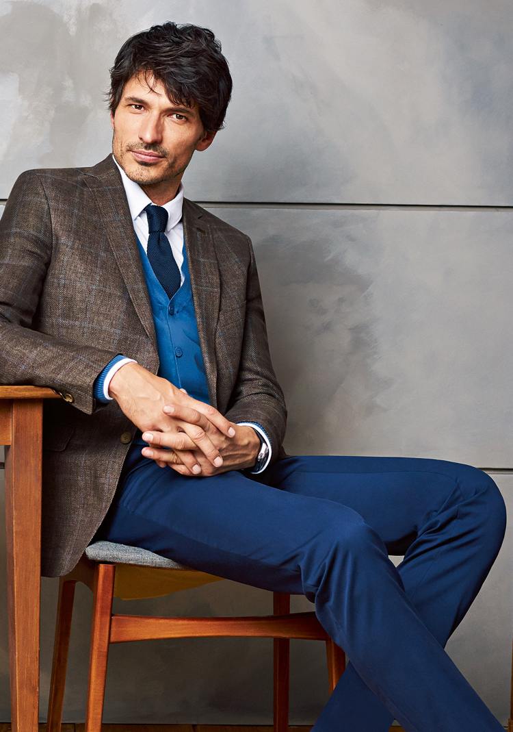 tmavomodré chinos nohavice, ktoré ladia s hnedou bundou oblek-pánske sako-hnedé-tmavo-modré-nohavice