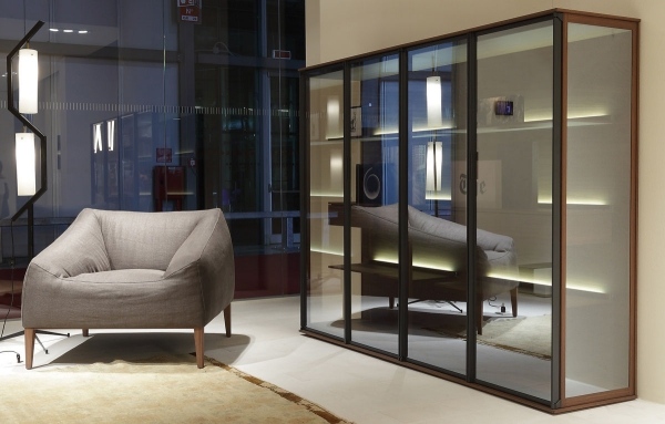 jean marie-massaud salónik nábytok karamelové čalúnenie široký povrch drevený rám