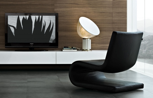 Krbové kreslo z kože, minimalistická socha hada Roberta Lazzaroniho