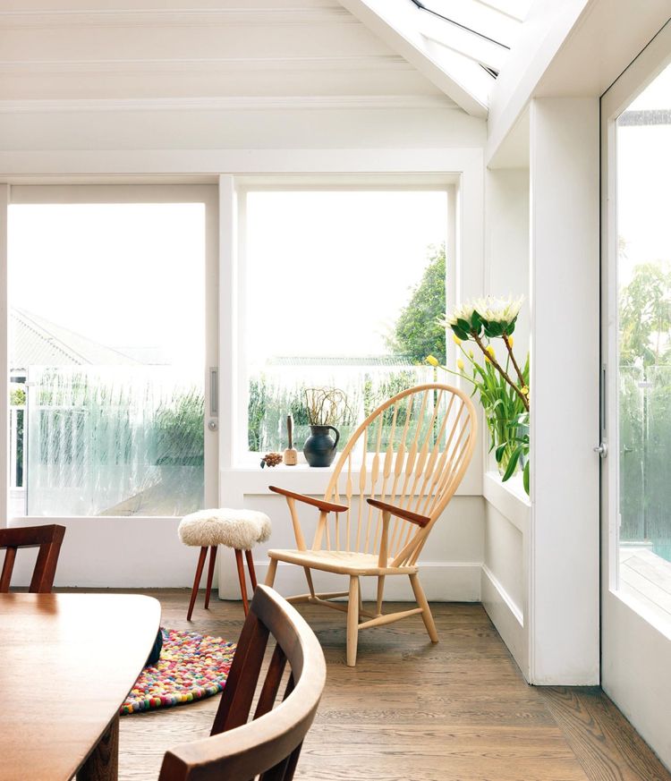 Peacock kreslo drevo dánsky dizajnér Hans Wegner