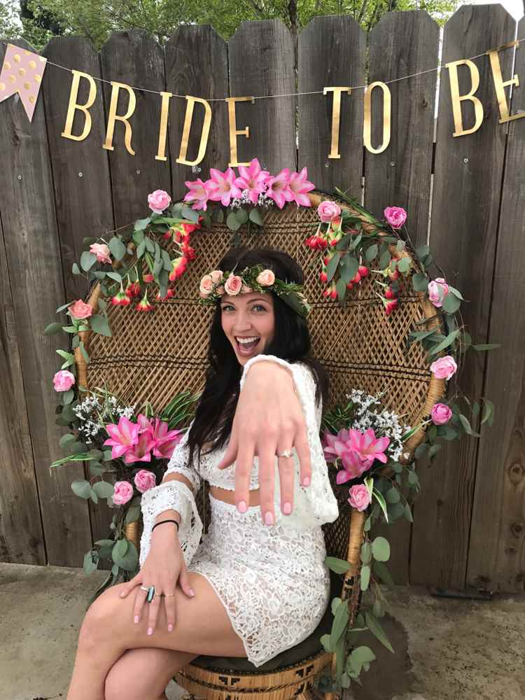 Ratanové kreslo páv zdobené kvetmi a slepačími párty trónmi