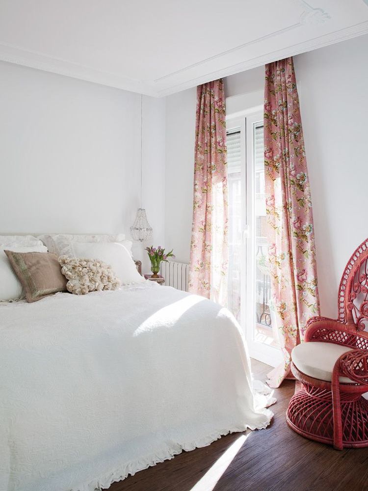 Spálňa romantické ružové závesy kvetinový vzor ružové páv kreslo mládežnícka izba dievča