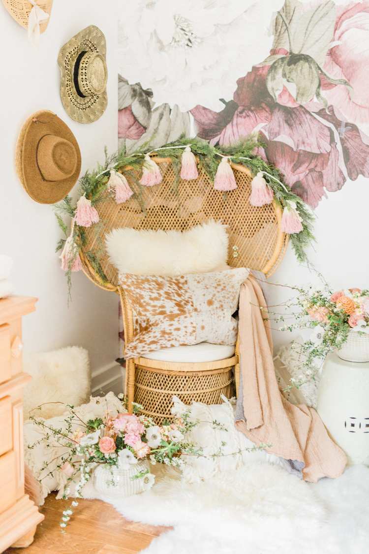 Peacock kreslo ratanové vankúše z prírodnej kožušiny strapcová girlandová spálňa