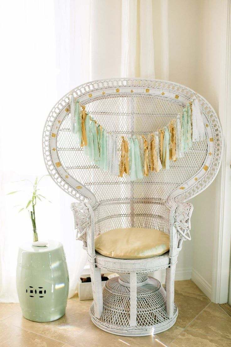 Pávové kreslo v bielom strapcovom girlandovom podsedáku v zlatej farbe