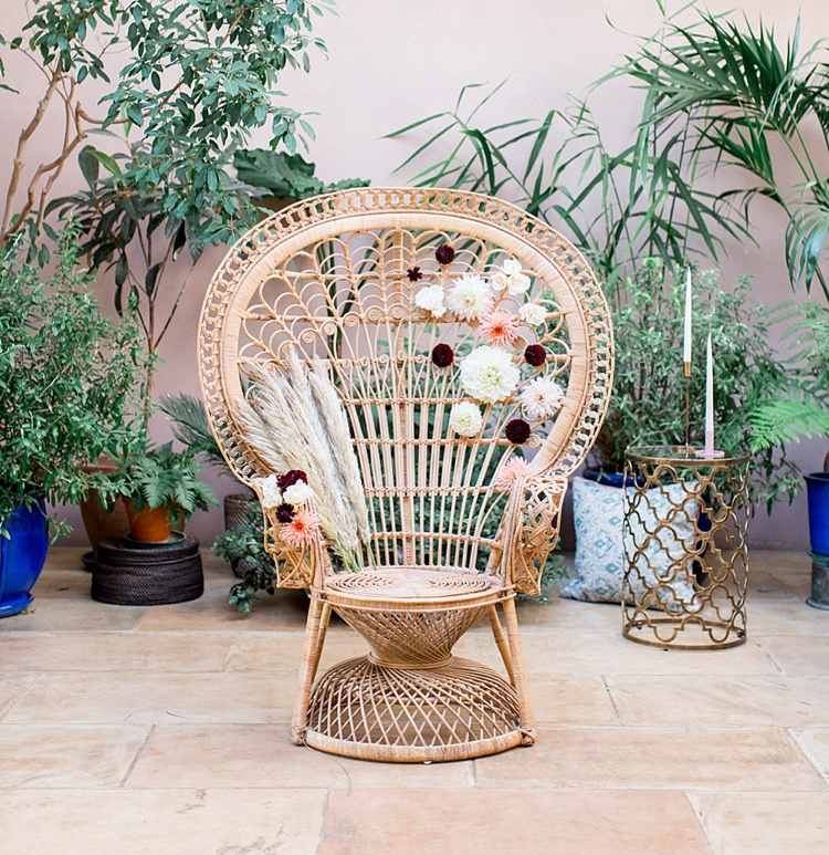 Kreslo Pfauenthron Peacock zdobené georgínami